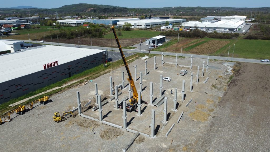 The installation of the RC prefabricated structure at the Vokel business facility in Derventa is in progress